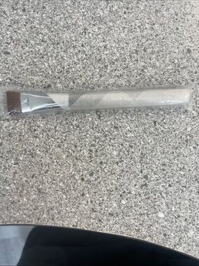 Flathead brush by bare mineral